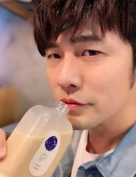 明星喝奶茶,一杯在手，时尚感满满
