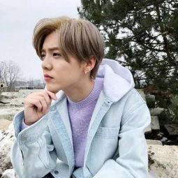 鹿晗毛衣生活照,毛衣生活照尽显时尚魅力